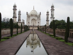 Bibi-Ka-Maqbara: uhrančivá sestra Tádž Mahálu