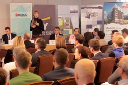 České reality: jasné nebe s temným mrakem