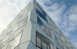 Investori v roku 2015 pripravili zákazky v celkovej hodnote 7,7 miliardy EUR, čo je o 15,7 % viac ako v roku 2014