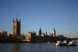 Británie: hypoteční boom, růst cen, pokles úroku